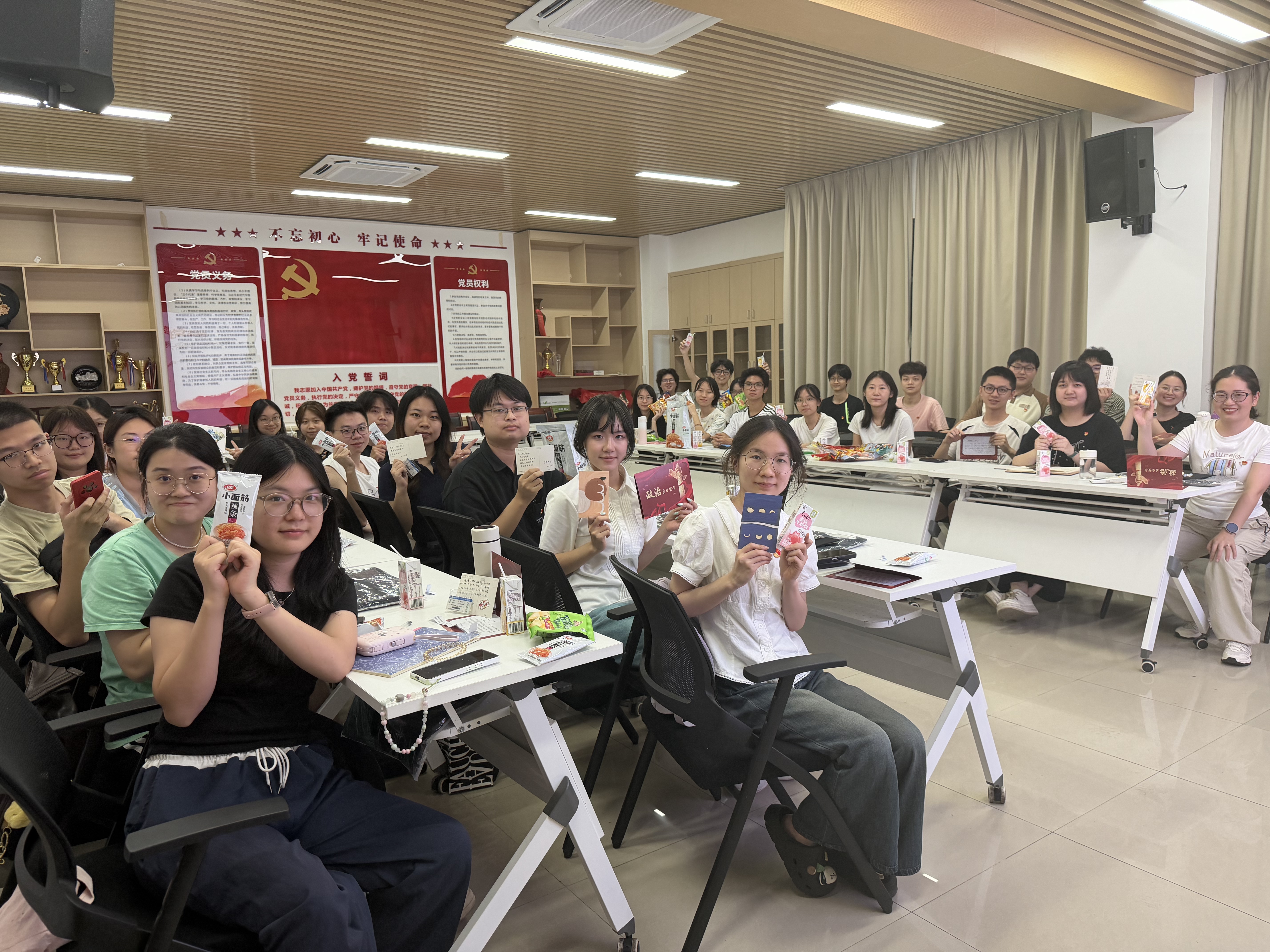合影室内.jpg